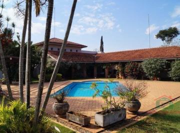 f70590339c36d3a8aa251c257aefa131ae20a46b · Essa propriedade é realmente especial, oferecendo conforto, espaço e lazer para toda a família. São