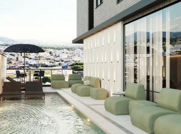 Piscina com deck e lounge (imagem ilustrativa) · Cobertura duplex com 4 suítes e 221 m² no Bristol Home, Centro de BC
