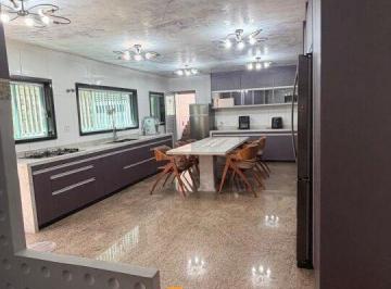 Casa · 304m² · 4 Quartos · 6 Vagas · Casa espaçosa na Vila Mariana: 4 quartos, varanda e lazer com piscina