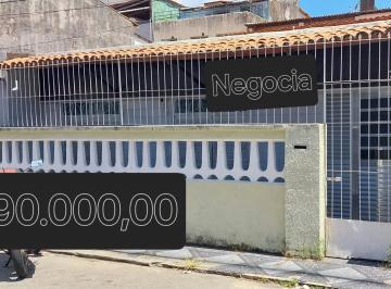 Casa · 98m² · 4 Quartos · 2 Vagas · Casa com 4 quartos, com janelas e portas de alumínio.