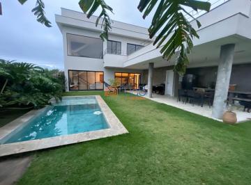 Fachada, piscina e jardim da casa · Casa à venda no Alphaville 4 quartos, piscina, energia solar e vista para o mar