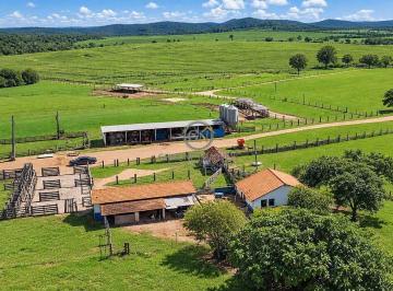 Curral operacional e centro de manejo pecuário ao lado das edificações funcionais. · Fazenda 200 ha em Passos MG com Pivô Central e Rio à Venda