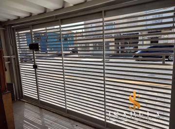 Casa · 90m² · 3 Quartos · 2 Vagas · Casa reformada com suíte e closet, perto de duas linhas de metrô