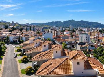 903d74e9ef67e0f89dc4c696d27836e94d62dcbd · Casa Alto Padrão - 5 suites - Piscina e área de lazer no condominio