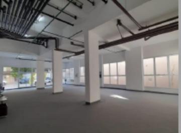 Comercial · 180m² · Excelente localização, loja térrea de 188m², com 1 banheiro, piso elevado, jardim privado, 3 vagas