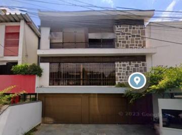 Casa · 336m² · 4 Quartos · 2 Vagas · Casa com 336m² com 4 dormitórios, 04 banheiros e 02 vagas de garagens. Localização nobre Casa co