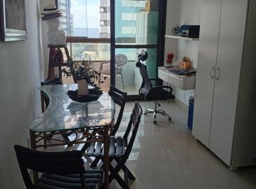 Foto 01 · Seu quarto e sala premium de 43,75 m² no melhor de Armação: sala ampla com varanda, quarto suíte com