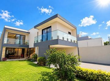 Casa · 295m² · 4 Quartos · 2 Vagas · Espaçosa casa mobiliada de 4 suítes e quintal a 2 minutos da Praia de Santa Mônica