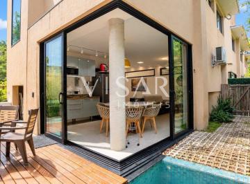 Casa · 206m² · 3 Quartos · 2 Vagas · Casa em condomínio a 300 metros da praia de Camburi