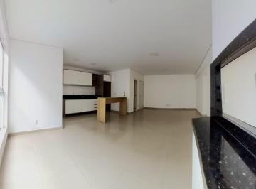Living amplo com janelas e piso claro · Apartamento pronto com 2 suítes e 80 m² no Dourado do Mar, Centro de Itajaí
