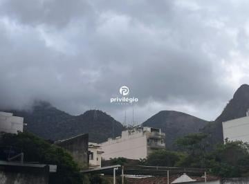 VISTA · Apartamento totalmente reformado, com suíte, varanda e vista para a montanha