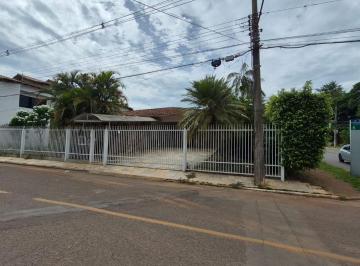 Casa de 4 quartos, Brasília · Casa térrea de esquina, com 400m², 4 quartos, 2 suítes, para locação