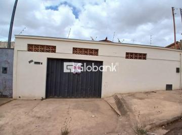 Fachada · Casa com 3 quartos, sendo 1 suite, 2 banheiros, com 110m², 3 vagas de garagem, n