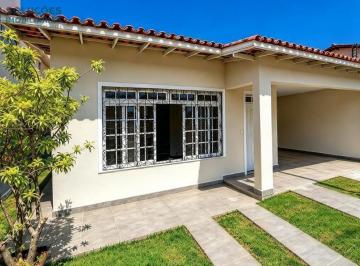 Casa · 320m² · 5 Quartos · 2 Vagas · Alugo ampla casa, com 05 quartos, edícula, 02 vagas em terreno de 320m² no bairro Santa Mônica