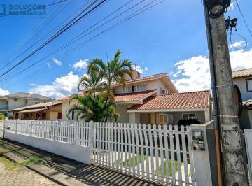 Casa · 360m² · 4 Quartos · 3 Vagas · Alugo ampla casa, com 4 quartos, quintal, 03 vagas, espaço gourmet, a700m da praia do Campeche