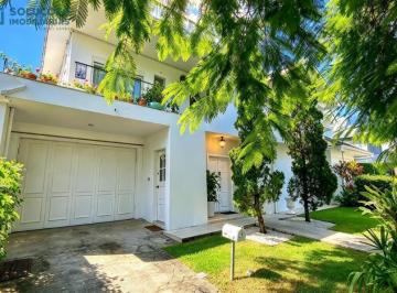 Casa · 600m² · 4 Quartos · 4 Vagas · Alugo casa de alto padrão, com 4 quartos, 520m², quintal com piscina, área gourmet e 4 vagas em Jur