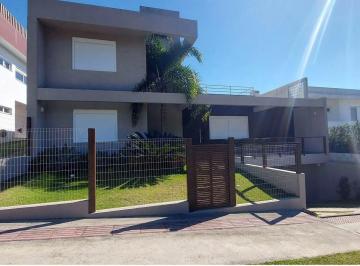Casa · 260m² · 4 Quartos · 2 Vagas · Casa Com Piscina Centro de Garopaba Sc