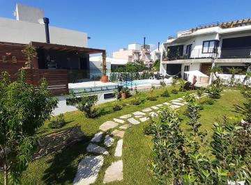 Casa · 400m² · 3 Quartos · 4 Vagas · Casa Em Garopaba Com Terreno Amplo E Piscina Aquecida