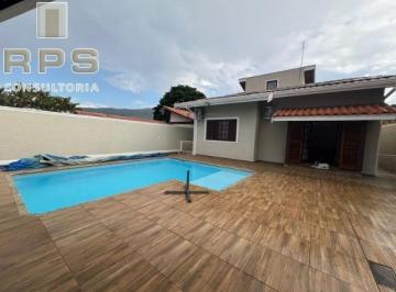 Foto 01 · Casa Ampla, Com 03 Dormitórios, 01 Suite, Sala, Lareira, Cozinha, Lavanderia, 04 Vagas, Edícu