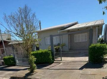 Casa · 297m² · 3 Quartos · 4 Vagas · Espaçosa E Aconchegante Casa No Bairro Santa Catarina