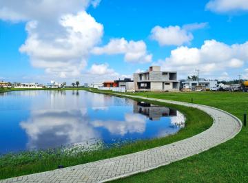 Terreno · 430m² · Terreno No Condomínio Águas Do Atlântico Com Fundos Para o Lago E Frente Mar