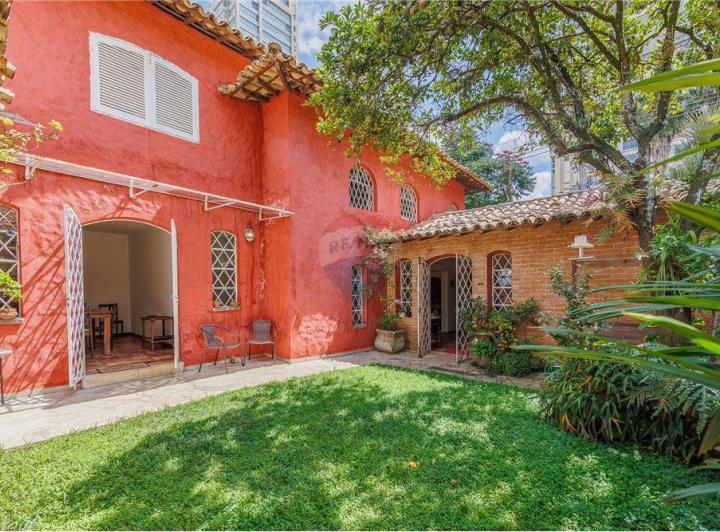 Casa a Venda Com 300 m², 4 Dormitórios Sendo 2 Suítes Com 3 Vagas - Bairro Campo Belo