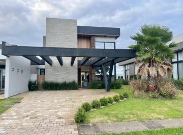 Casa de 4 quartos, Capão da Canoa · Sobrado Beira Lago, Decorado Pronto Para Você Habitar, Estuda Dação.
