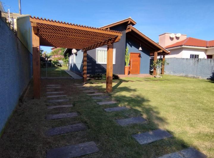 Casa Com Três Dormitórios Próximo a Lagoa Do Quintino de Fácil Acesso a Entrada Para Garopaba E a Ba