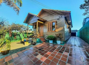 Casa · 129m² · 2 Quartos · 2 Vagas · Charmosa Casa Em Estilo Chalé, Com Pátio Amplo, No Krahe