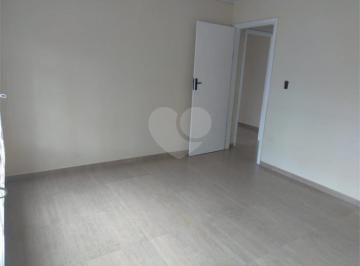 Área de Serviço · Residência de Esquina Com Barracão. Confira!