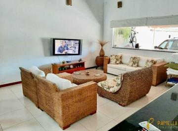 Casa · 205m² · 4 Quartos · 2 Vagas · Casa 4 Suítes