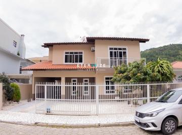 Casa · 360m² · 5 Quartos · 3 Vagas · Casa Proximo Ao Mar No Bairro de Calheiros Com 05 Dormitórios Em Gov. Celso Ramos - Sc