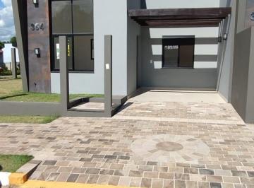 Casa · 58m² · 2 Quartos · 1 Vaga · Casa Geminada de Esquina Com Pátio À Venda Em Estância Velha, Campo Grande
