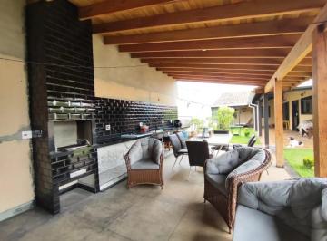 Casa · 250m² · 2 Quartos · 3 Vagas · Linda Casa Com Amplo Jardim No Parque Dos Lagos