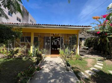 Casa · 338m² · 4 Quartos · 4 Vagas · Casa Com 3 Lotes E Cara de Sítio Em Candeias.
