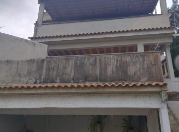 Casa de 4 quartos, São Gonçalo · Duas Casas a Preço de Uma!