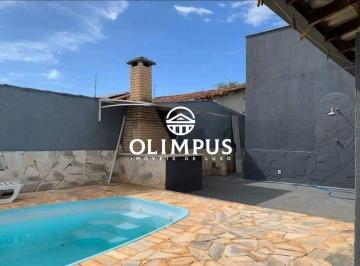 Casa · 180m² · 6 Quartos · 2 Vagas · Linda Casa de 180 m², Localizado No Bairro Santa Mônica de Uberlândia.
