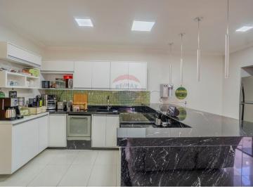 Casa · 230m² · 3 Quartos · Casa a Venda Com 3 Quartos Sendo 1 Suíte, Piscina, Energia Fotovoltaica No Condomínio Raízes Em Paul