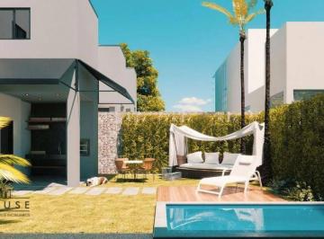 b0843eaa63f60b837caeb1df200b8b54.jpg · Sobrado de Alto Padrão Com 2 Suítes E Vista Para a Piscina