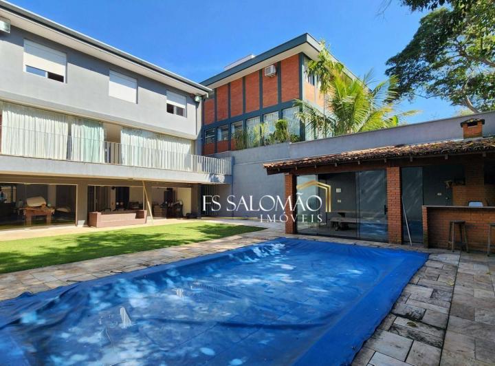 Linda Casa Com Jardim E Piscina!