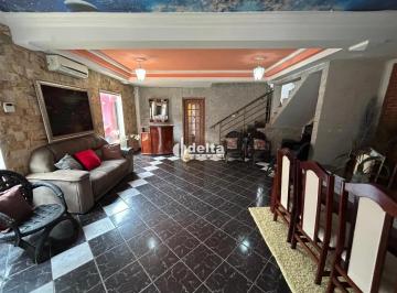 Casa · 242m² · 3 Quartos · 5 Vagas · Casa Residencial Disponível Para Locação Ou Venda No Bairro Centro Em Uberlândia - Mg
