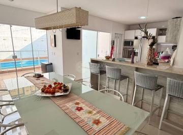 Casa · 240m² · 3 Quartos · 4 Vagas · Casa Em Praia Dos Amores, Balneário Camboriú/sc de 240 m² 3 Quartos À Venda por R$2.450.000