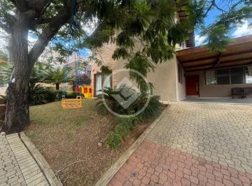 0ad005c5-a3cb-4367-a559-66856f0cc4b5.jpeg · Casa de 04 Quartos, Sendo Uma Suite. Dois Pavimentos. Casa Ampla. 03 Salas Integradas. Lote de 1000 m