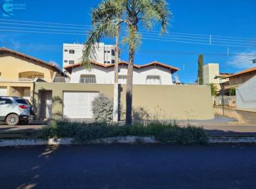 Foto 01 · Casa Em Ituiutaba Com 257 m², Com 2 Salas (Uma Com Alpendre E Sacada), 3 Quartos (1 Suíte), 4 Vagas