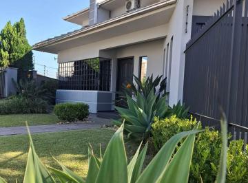 Casa · 3 Quartos · 2 Vagas · Casa À Venda No Bairro Michel - Criciúma/sc