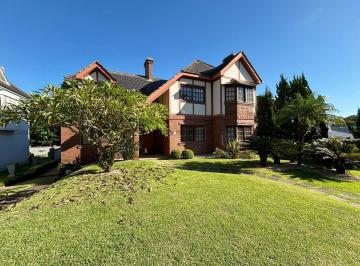 Casa · 300m² · 4 Quartos · 2 Vagas · Alvenaria À Venda Em Santa Cruz Do Sul!