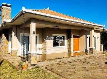 560evw82ogi4m2uwnzu5ngrk_md · Vende - Se Casa Em Gramado, Com 03 Dormitórios