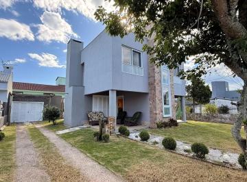 Casa · 134m² · 4 Quartos · Casa No Centro de Garopaba