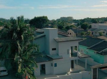 Casa · 3 Quartos · 1 Vaga · Imóvel Com Padrão Construtivo Diferenciado, Pronto Para Morar.