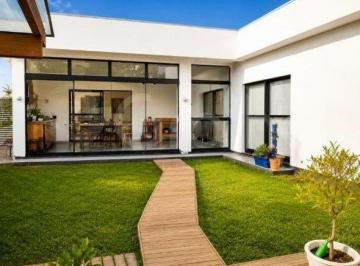 Casa · 180m² · 3 Quartos · 2 Vagas · Casa Com 180 m² de 3 Quartos Em Condominio Fechado No Campeche